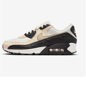 Nike Women’s Black and Tan Sneakers - Description in Pictures - Like New Worn 2x